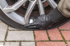 A parkolóban parkoló személygépkocsi defektje.