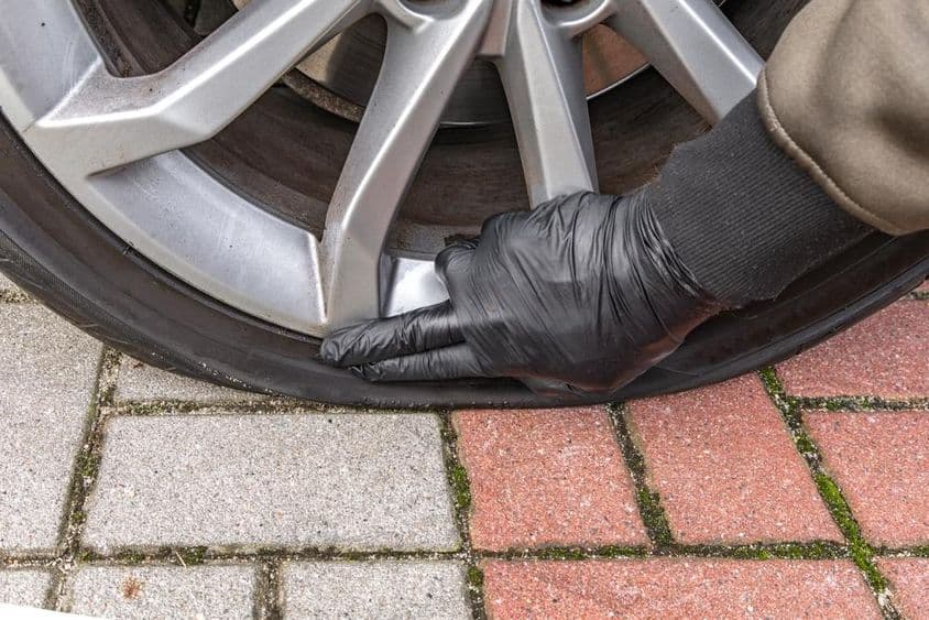 A parkolóban parkoló személygépkocsi defektje.