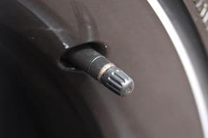 Egy új autó gumiabroncs szelep.