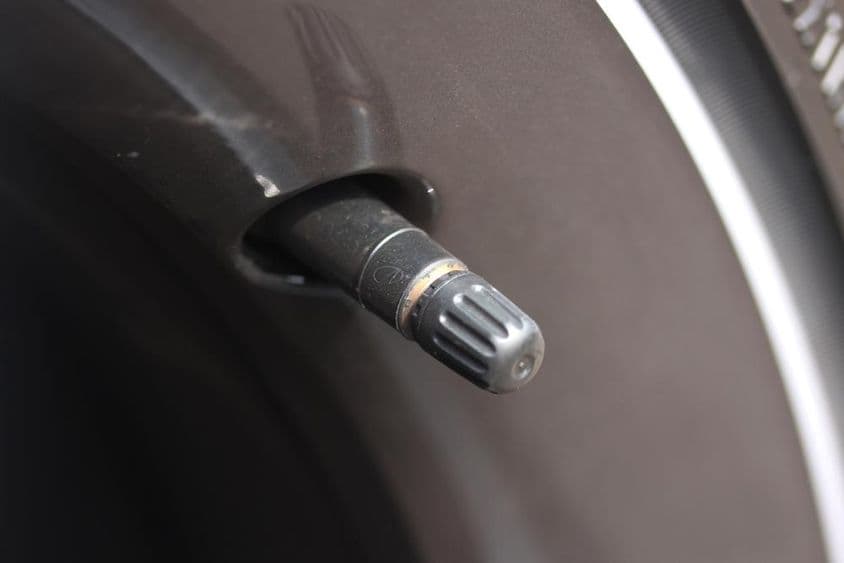 Egy új autó gumiabroncs szelep.