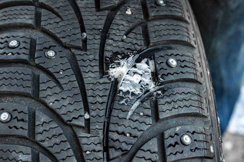 Gumiabroncs lyuk tele szappanos kenőanyagal.