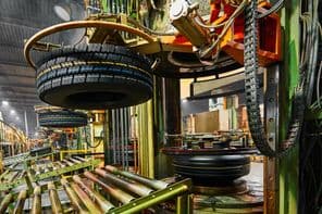 Az automatikus robotkar a vulkanizálási folyamat befejezése után megtartja a kész autóabroncsot.