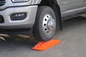 Nagy teherbírású narancssárga egymásba illeszthető szintezőblokkok.