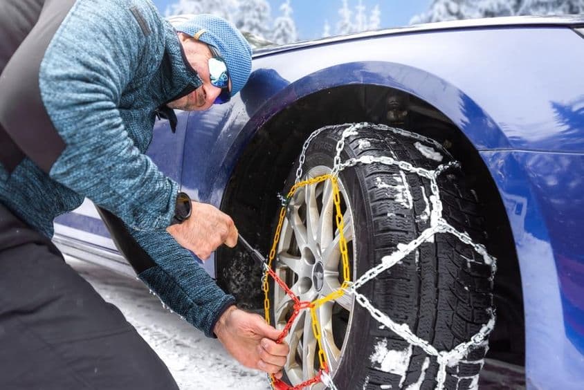 Hóláncok felszerelése a hajtótengely első kerekére.