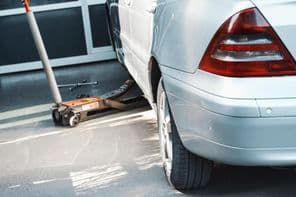 Gumiszervizben, téli felnik nyárira cserélve.