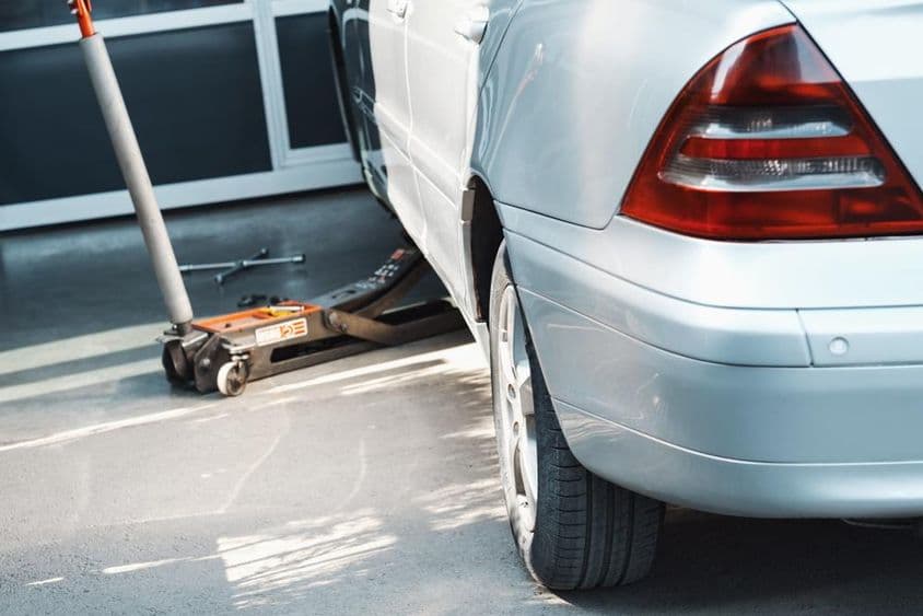 Gumiszervizben, téli felnik nyárira cserélve.