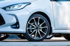 sportkocsi kerekek, alacsony profilú gumiabroncsok.