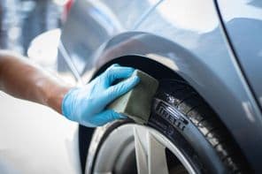 Egy autó gumiabroncsainak díszítése egy speciális termékkel.