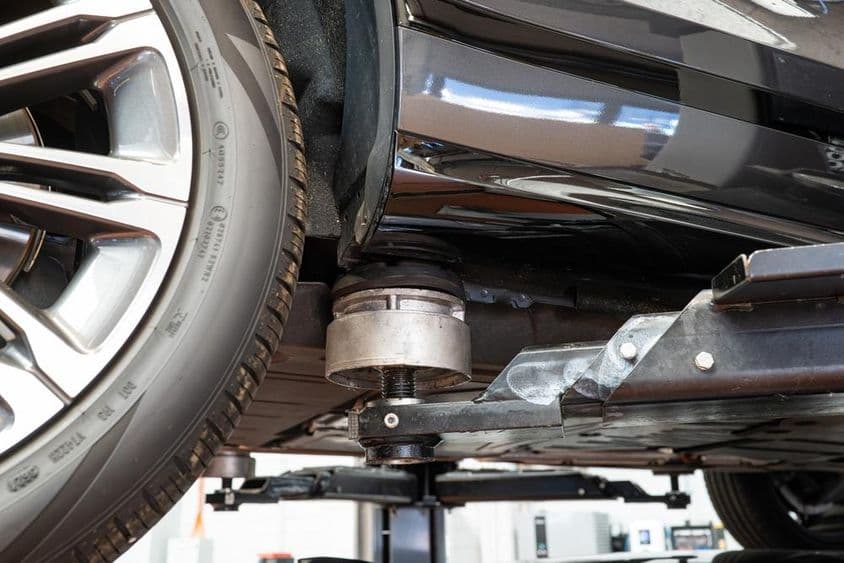 Autóemelő kar és emelési pont a javítóműhelyben.