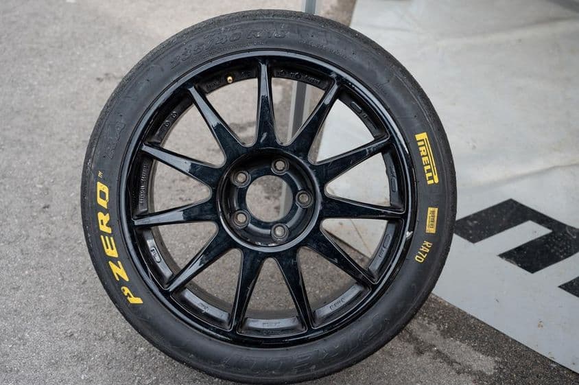 Egy nagy teljesítményű Pirelli Pzero versenyabroncs.