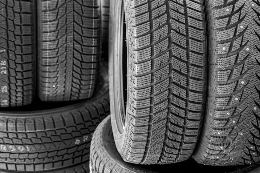 Téli autó, gumik, durva futófelület, szöges kivitel.