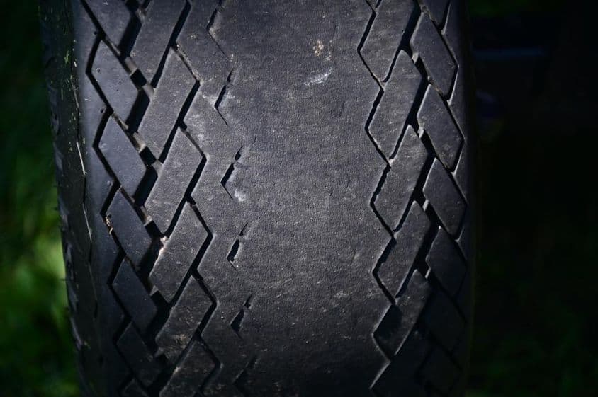 Kopott futófelület egy kocsi gumiabroncsán.