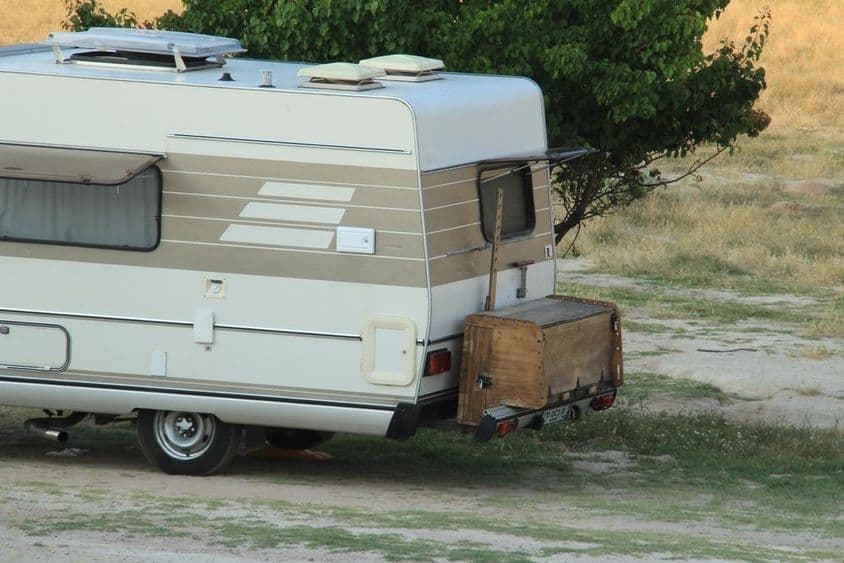 Retro lakóautó a Göreme Nemzeti Parkban és Kappadókia sziklahelyein.