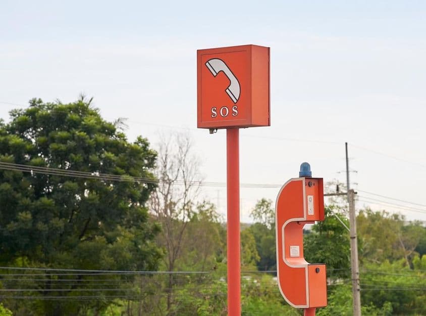 Narancssárga SOS telefon vészhelyzeti segítségnyújtáshoz.