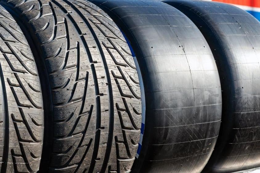 Egymás mellett futó és utcai gumiabroncsok.