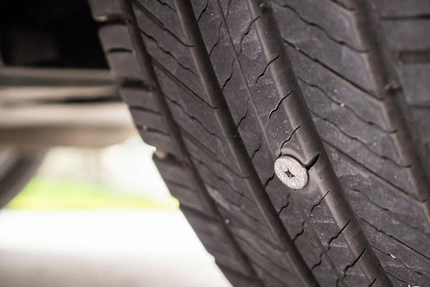 Csavar kilyukasztotta az autó gumiabroncsát.