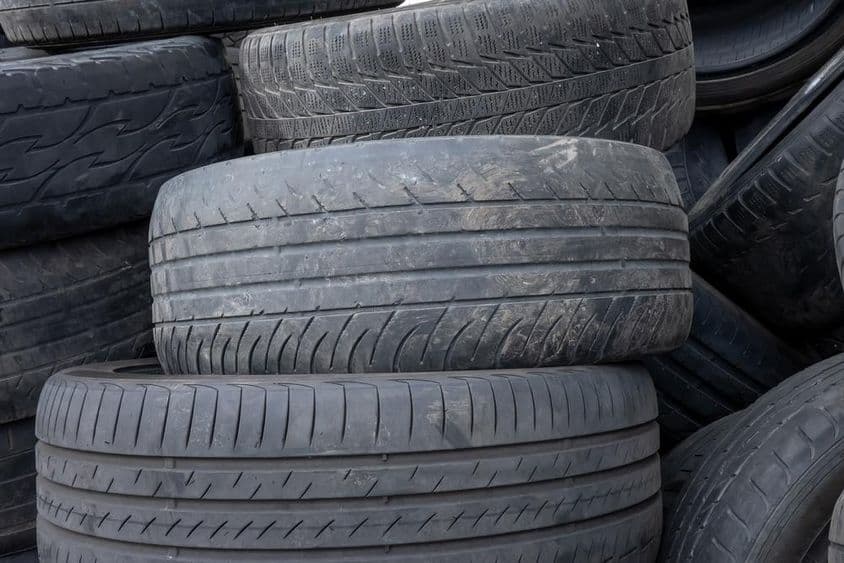 Régi gumiabroncsok kopása és elhasználódása.