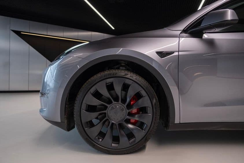 Új szürke elektromos Tesla Model Y Performance.