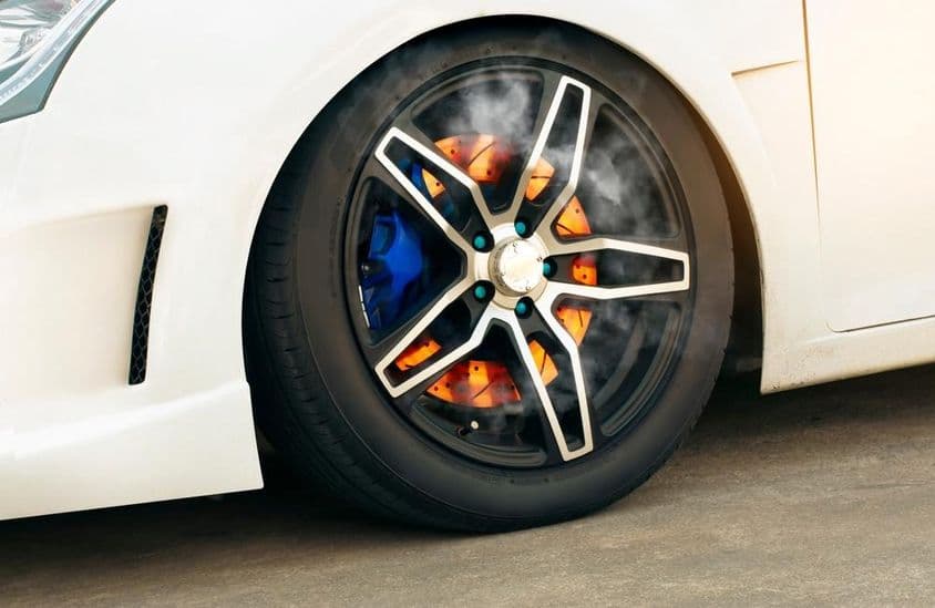 Égő tárcsafék egy sportautó kerekében.