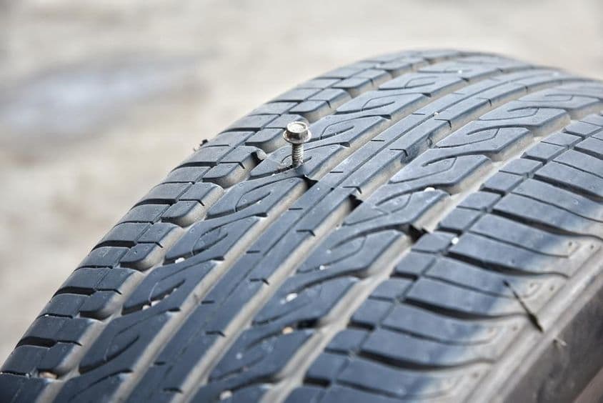 Egy autó gumiabroncsot átszúró csavar ami a defektet okozta.