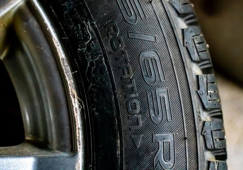 „Forgás” feliratról egy téli autóguminál.