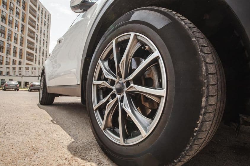 Egy gépjármű kerék az úton.