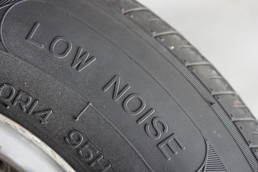 Egy alacsony zajszintű autógumi.