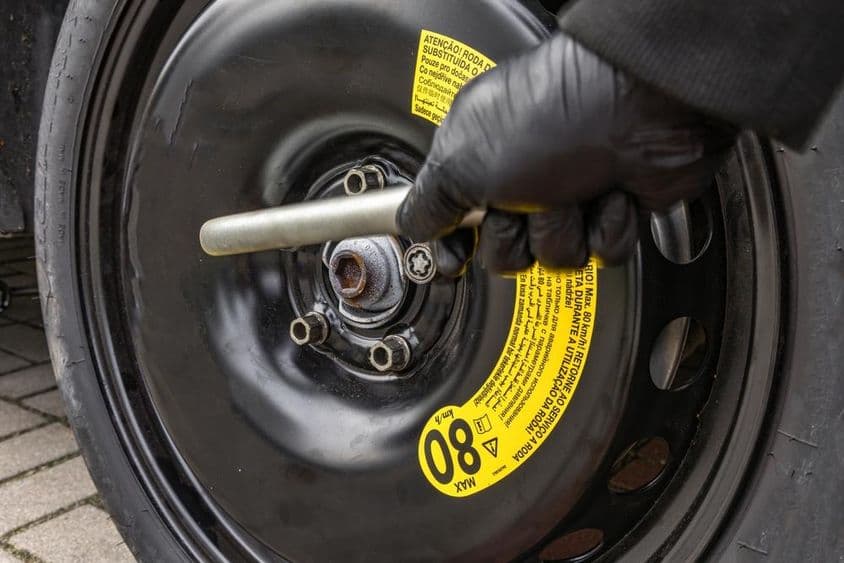 Defektes kerék cseréje az autópálya pihenőjében.