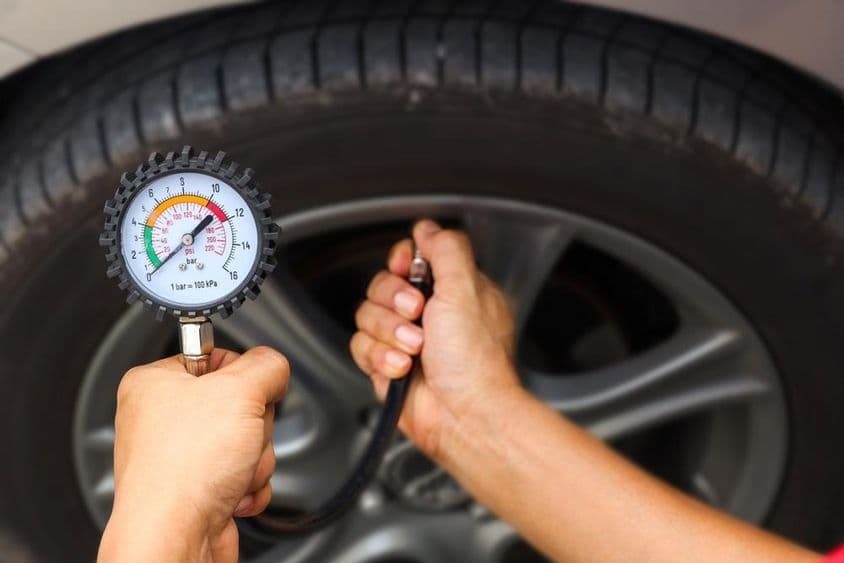 Abroncsnyomás ellenőrző berendezés.