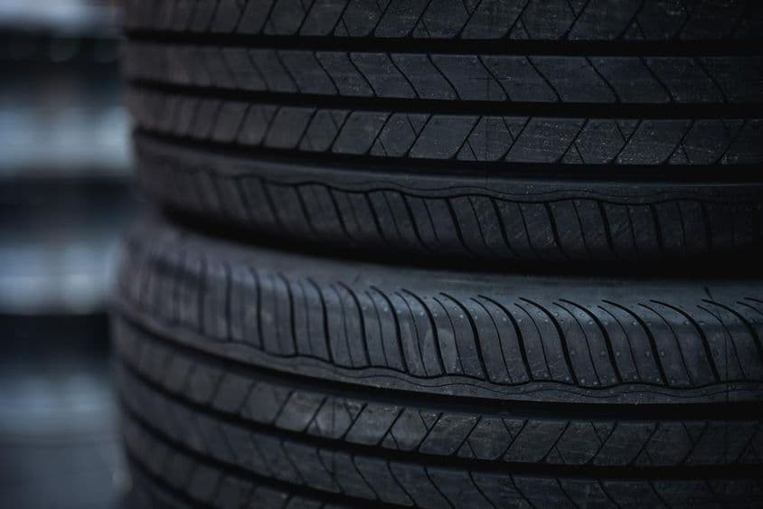 A gumiabroncsokat a gumiabroncs-tároló állványra helyezik.