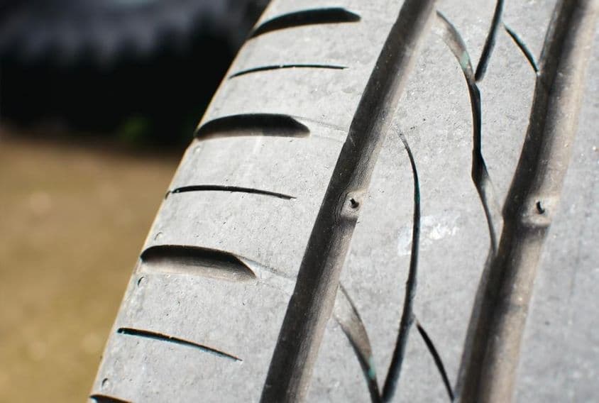 Gumiabroncs futófelület-kopásjelzője.