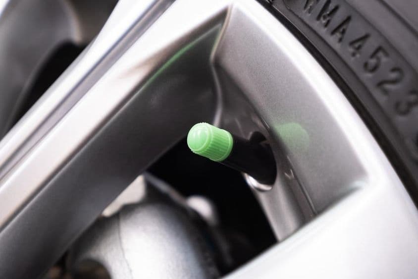 A zöld szelepsapka azt jelzi, hogy az autó gumiabroncs nitrogénnel van feltöltve.