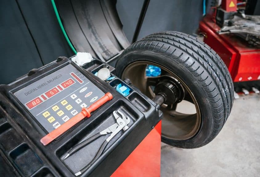 Digitális kerék kiegyensúlyozó gép.