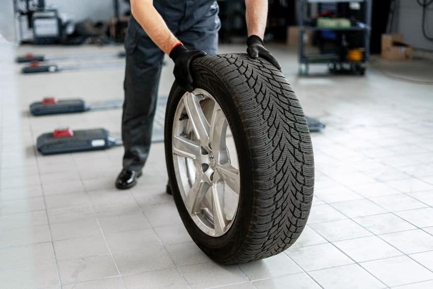 A téli gumiabroncsok és biztosítja a jármű teljesítményét és biztonságát.