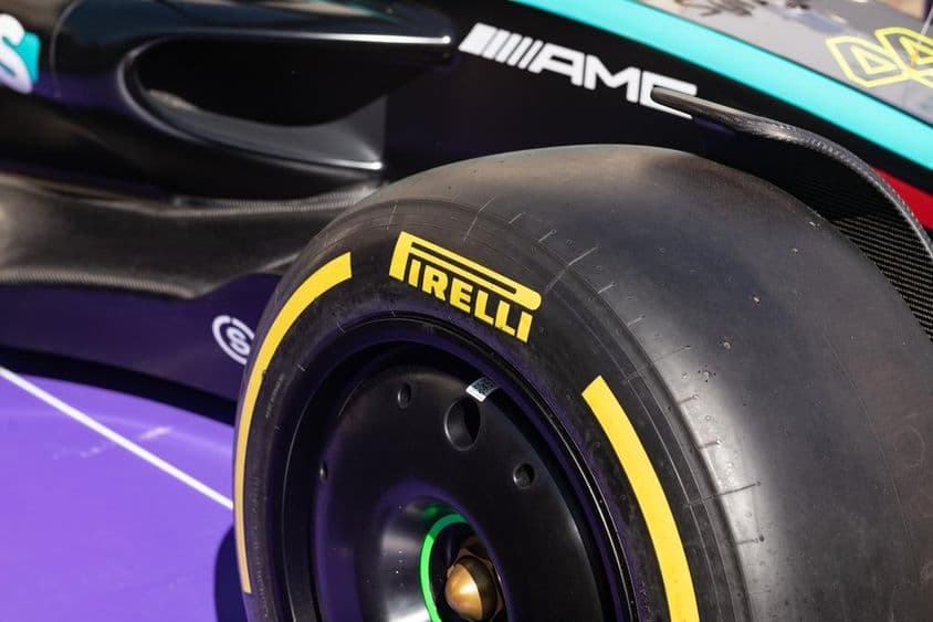 A Pirelli slick gumiabroncs egy Forma-1-es autón.