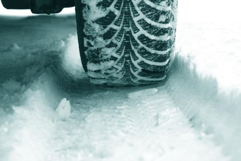 Téli gumiabroncs fehér hóban télen.