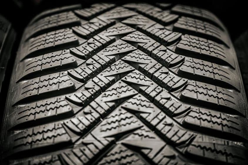 Masszív gumiabroncs futófelület, kiemelve a mély, agresszív barázdákat.