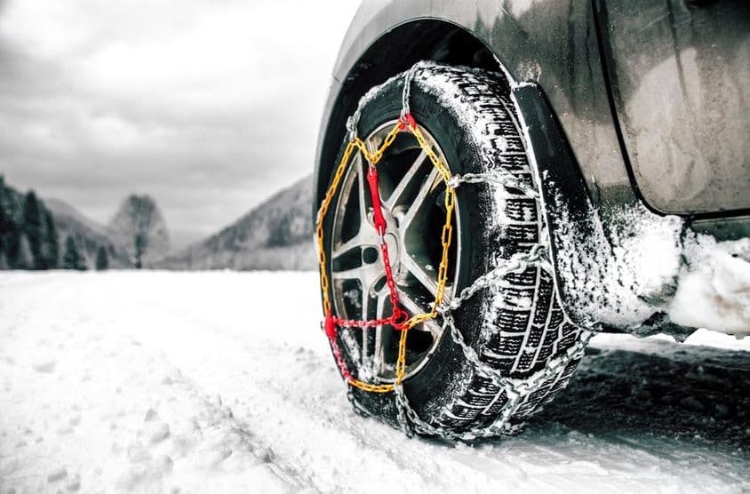Autókerék hóláncokkal a jobb tapadás miatt.