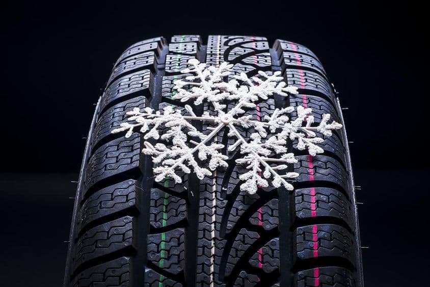 Téli gumiabroncs egymagában.