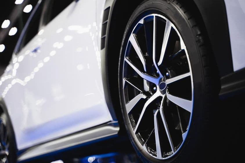 Egy luxusautó aluminium kerekei.