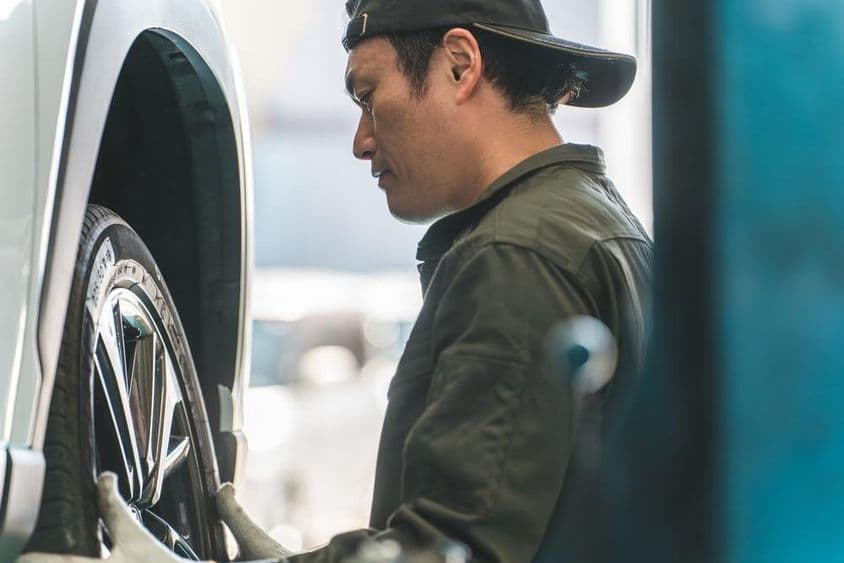 Gumiabroncsok eltávolítása és felszerelése egy felemelt autóra