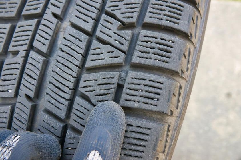 Ellenőrizze a gumiabroncs-csúszásjelző táblán található háromszög alakú jelölést.