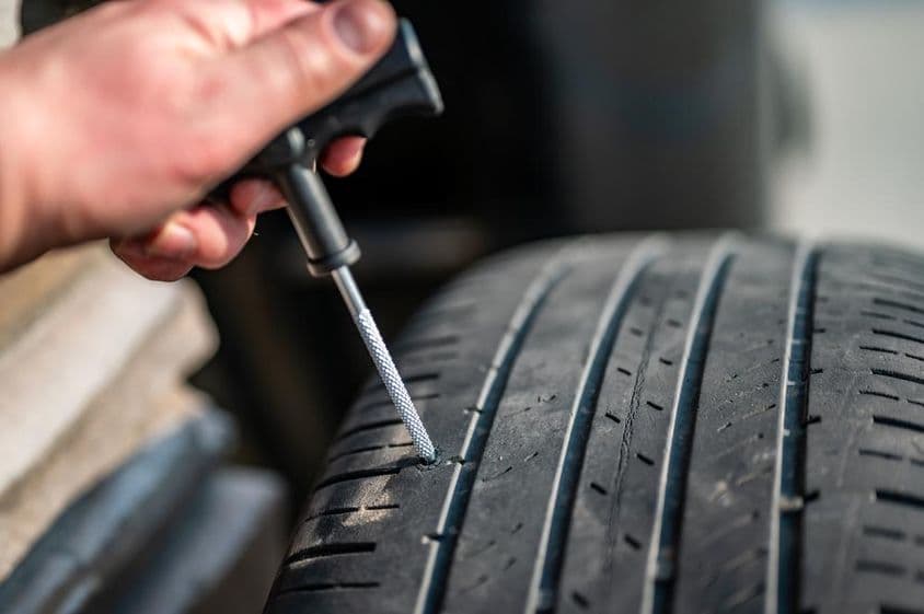 Dörzsár, amelyet a gumiabroncs defektjének fellazítására és felnagyítására használnak.