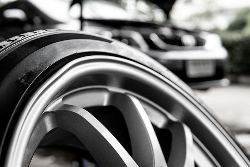 Sérült kerekek és régi gumiabroncs