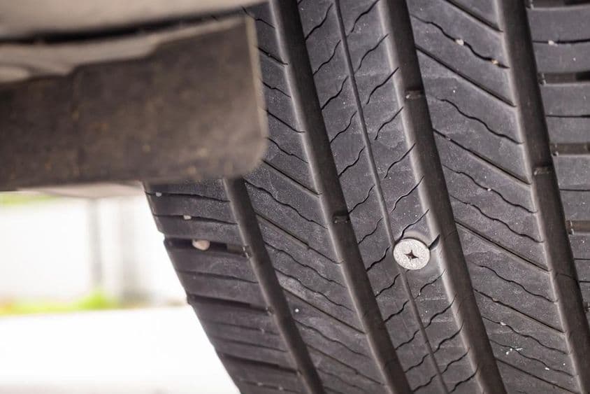Csavar az autó gumiabroncsába
