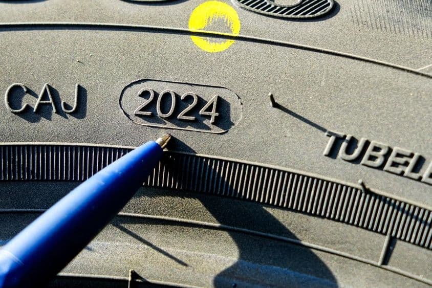 A gumiabroncs oldalnézete a gyártás hetét és évét mutatja.