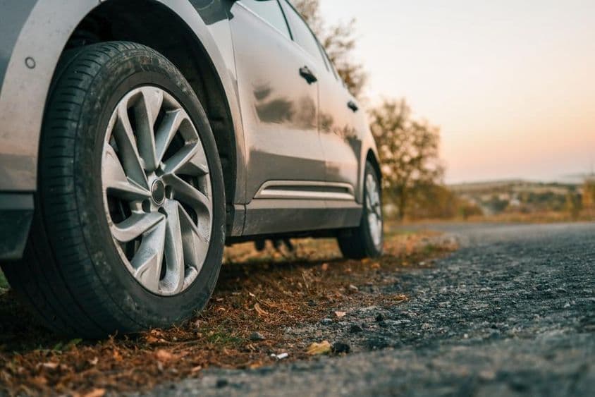 Közeli kép egy modern autóról, amely az út szélén parkolt