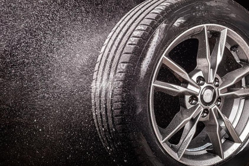 sötét színű gumiabroncs rajta vízcseppek