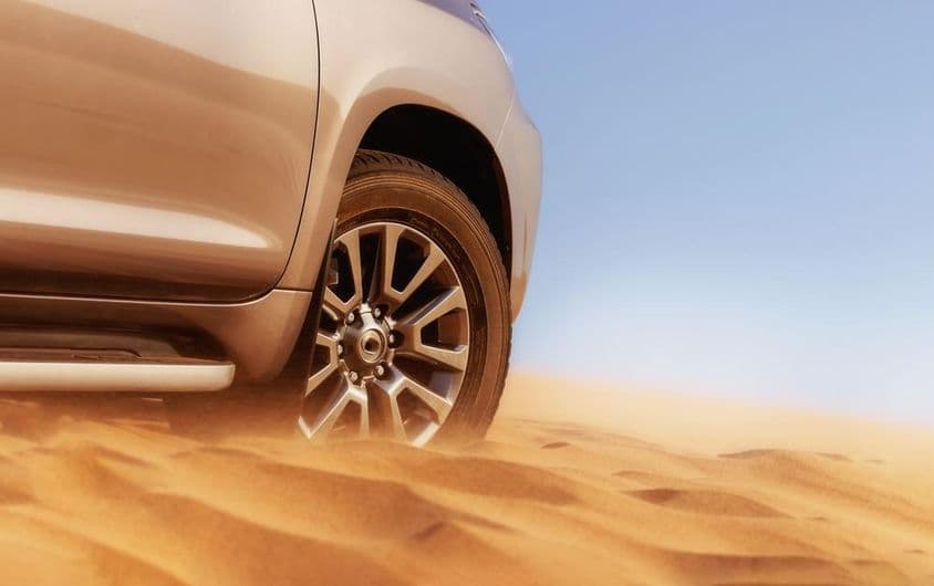 Puha dűnehomokba zárt terepjáró