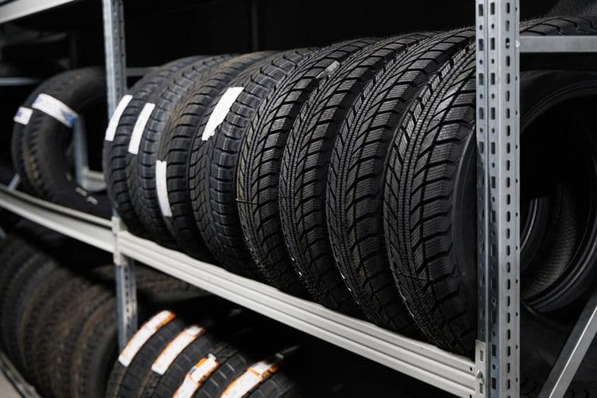 autógumik az autókereskedésben az állványon